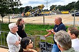 13-09-2023 Breda - Buiten kregen bewoners uitleg over de boormachine. Deze is volledig electrisch en het boren gaat emissie loos.   - Fotokrant