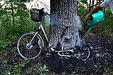 15-07-2025 Breda -  In het Haagse Beemdenbos is een op slot staande elektrische fiets uitgebrand. Dankzij een buurtbewoner die snel met zn gieter bij de brand was is erger voorkomen. - Fotokrant