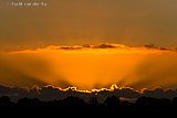 17-11-2021 Breda - Als de zon onder is lijkt de lucht wel een brandhaard ten noorden van de stad. De besmettingscijfers van positief geteste mensen lopen op tot boven de 20.000. - Fotokrant
