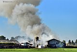 18-10-2022 Prinsenbeek - Aan de Brielse Dreef is een schuur met hooi uitgebrand. Bij de brand kwamen kalfjes om. - Fotokrant