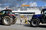 04-07-2022 Breda - Distributiecentra van supermarkten waren bewust uitgekozen om de bevoorrading van de supermarkten te raken. Boeren krijgen veel te weinig geld van de supermarkten voor hun producten. Daardoor is er scheefgroei ontstaan waar de overheid niks aan doet. - Fotokrant