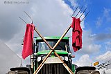 04-07-2022 Breda - Een riek en hooivork waren demonstratief voorop een trekker gemonteerd. - Fotokrant