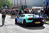 04-07-2022 Breda - De boeren kregen steun uit onverwachte hoek. De eigenaar van deze sportwagen parkeerde zijn bolide tussen de trekkers om steun te betuigen. - Fotokrant