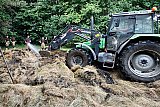 27-07-2022 Breda - Nadat de spuitgasten het brandende gras hadden nat gespoten trok de boer met z'n trekker de berg gras die was gaan broeien uit elkaar, waarna opnieuw de waterstraal er op ging. Door snel op te treden is de schade aan de natuur beperkt gebleven.
 - Fotokrant