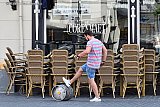 26-05-2020 Breda - Vanwege het Coronavirus moest de horeca dicht en rolde er weken geen fusten bier over straat.  Inmiddels klinkt het geluid van rollende bierfusten weer in de binnenstad. - Fotokrant