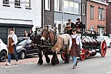 05-11-2022 Breda - Een bierwagen voortgetrokken door paarden zoals deze vroeger werd gebruikt trok door de stad en bezocht diverse kroegen. De kroegen werden verrast met een gratis vat bockbier. - Fotokrant