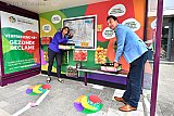 15-09-2021 Breda - In de stad is door de wethouders Haagh en De Beer de 1e "eetbare" bushalte geopend. De bedoeling is dat mensen verleid worden fruit en groente te snacken. In de bushalte liggen oa appels, paprika's en snoeptomaatjes. - Fotokrant