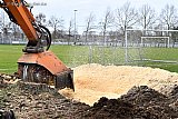 17-02-2022 Breda - Met een speciale boomstronkenfrees zijn de boomstronken van de 36 populieren die langs het voetbalveld stonden verpulverd tot zaagsel. - Fotokrant