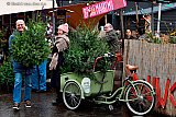 04-12-2021  Breda - Stralende gezichten bij het afhaalpunt van Beter Boompje. Mensen konden vandaag hun met kluit bestelde kerstboom ophalen. En daar werden heel wat mensen blij van. - Fotokrant