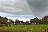 18-11-2025 Breda - Het is volop herfst en een zware regenbui komt over het Haagse Beemdenbos aandrijven. - Fotokrant