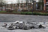 23-12-2025 Breda - In de wijk Tuinzigt zijn kranten van het weekblad Breda Vandaag opgestookt. Enkele half verbrande weekbladen liggen nog met wat herkenbare folders  in de berg as. - Fotokrant
