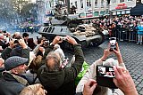29-10-2019 Breda - De belangstelling voor de tanks die meereden in een bevrijdingsoptocht was groot. Iedereen wilde er een foto of een filmpje van.. - Fotokrant
