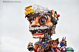23-02-2020 Prinsenbeek  - Vanwege het slechte weer is de carnavalsoptocht van Boemeldonck afgelast. Gedurende de dag sloopte de storm de carnavalswagens die niet in schuren stonden. - Fotokrant