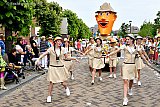 04-06-2022 Prinsenbeek - Het blijft een vreemd gezicht carnavalsoptocht waarbij je groene blaadjes aan de bomen ziet. - Fotokrant