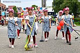 04-06-2022 Prinsenbeek - Al tijdens de optocht waren er deelnemers aan het poetsen. - Fotokrant