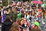 10-02-2024 Breda - Een constante stroom van duizenden carnavalsvierders op weg om in de binnenstad van t Kielegat carnaval te gaan vieren. - Fotokrant