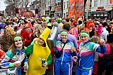 10-02-2024 Breda - Enorme drukte op de Grote Markt tijdens de opening van carnaval. Aan het eind van de middag zijn de 1e delen al afgesloten omdat het vol was. De stad trok veel bovensloters. - Fotokrant