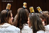 10-02-2024 Breda - Een aantal vrouwen neemt het blikverbod op de hak door blikjes op hun hoofd te dragen. - Fotokrant