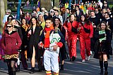 26-02-2022 Breda - Uren lang liep een enorme stroom bovensloters van het station naar de binnenstad. Ondanks de oproep van de gemeente om hier geen carnaval te komen vieren kwamen er treinen vol naar Breda. Die mengde zich met de Kielegatters - Fotokrant