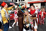 27-02-2022 Breda - Ondertussen gingen carnavalsvierders op de Havermarkt in polonaise van binnen naar buiten. - Fotokrant