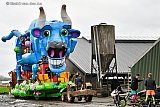23-02-2020 Prinsenbeek  - Er werd nog een poging gedaan deze blauwe koe uit de wind te houden maar de schade door de storm was al groot. - Fotokrant