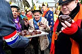 15-02-2020 Breda - Na een paar straatjes wandelen werden de wandelaars na een act verrast met een Bossche bol. - Fotokrant