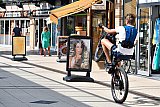 19-08-2020 Breda - De Coronacrisis is niet makkelijk voor jongeren. Ze vervelen zich en hebben moeite met de Coronaregels en als ware circusartiesten gaan ze zelfs al een paar dagen op 1 wiel dwars door het winkelcentrum. - Fotokrant