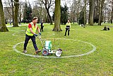 26-03-2021  Breda - In stadspark Het Valkenberg zijn vanmiddag cirkels gemaakt om maatregelen te nemen tegen de komende drukte. Zo hoopt de gemeente  dat mensen afstand houden ivm besmettingen van het coronavirus.  - Fotokrant