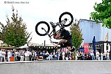 17-06-2026 Breda - Buiten bij Pier 15 werd de boel nog even op z'n kop gezet door het BMX stuntteam. - Fotokrant