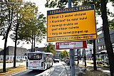 18-09-2020  Breda - Rond de binnenstad zijn waarschuwingsborden met gedragsregels geplaatst. Wie geen 1,5 meter afstand houd krijgt een boete staat er op. De hoeveelheid besmettingen van het Coronavirus is flink aan het oplopen. In een extra ingelaste persconferentie sprak premier Rutte zijn zorgen uit en kondigde nieuwe maatregelen aan. - Fotokrant