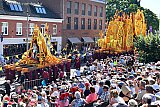 07-09-2025 Zundert - De 3e prijs van de publieksjury is voor buurtschap Laarheide met de titel Van God Los . Op deze corsowagen stond een gigantisch mariabeeld gemaakt van bloemen.  - Fotokrant