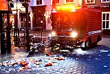 02-03-2022 Breda - Sraatvegers vegen de vele plastic glazen en blikjes op die door heel de stad op straat liggen. - Fotokrant