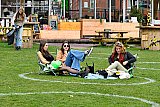 26-03-2021  Breda - Vrijwel gelijk nadat de coronacirkels op het gras waren gezet werd hier bezit van genomen door zonaanbidsters. - Fotokrant