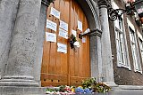 22-06-2020 Breda - Op het bordes van het stadhuis zijn bloemen gelegd. Als stil protest tegen de Coronamaatregelen. - Fotokrant