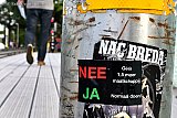 21-08-2020 Breda - In de stad zijn op verschillende plaatsen NEE / JA stickers geplakt door mensen die tegen de  1,5 meter Coronamaatregelen zijn. - Fotokrant