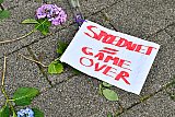 22-06-2020 Breda - Voor de Corona spoedwet die op 1 juli moest ingaan hadden de demonstranten die zondag de bloemen legde ook een oplossing. - Fotokrant