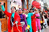 25-02-2022 Breda - Jongeren zijn dolblij dat ze door de versoeplingen van de coronamaatregelen carnaval kunnen vieren en gaan in polonaise over straat. - Fotokrant