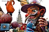 21-02-2023 Breda - Op de Grote Markt staat de carnavalswagen van CV De Narrekoppen zodat mensen hem kunnen bekijken.. - Fotokrant