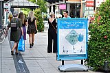 18-08-2020 Breda - Op de landelijke persconferentie heeft premier Rutte bekend gemaakt dat het niet goed gaat met het houden aan de Coronaregels. Hij gaf een dringend advies geen feestjes thuis te houden en drong er op aan dat iedereen zich aan de Coronaregels moet houden. Houd 1,5 m afstand en was je handen. - Fotokrant
