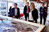 23-09-2020 Breda -  Bij binnenkomst in Electron bekeek Minister Kajsa Ollongren de plattegrond van het bijzondere bouwproject Crossmark.  - Fotokrant