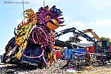 06-09-2022 Zundert - De corsowagens van het bloemencorso zijn vandaag gesloopt. Op de foto gaat De paradijsvogel van buurtschap Schijf tegen de vlakte. - Fotokrant