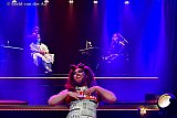 19-01-2022 Breda - Theater De Avenue is vanwege het landelijk Cultuurprotest omgetoverd tot een kapsalon waar artiesten optreden terwijl mensen gekapt worden. - Fotokrant