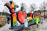 15-02-2021 Prinsenbeek - Omdat vanwege het coronavirus carnaval niet door kan gaan in de huidige vorm. Zijn er in Prinsenbeek verschillende bouwwerken van carnaval in het dorp te zien. Mensen wandelen daar naar toe.  - Fotokrant