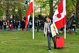 04-05-2021  Breda - Na de kranslegging  stak een man met een grote rode koffer het grasveld over terwijl iedereen nog stil stond om de doden te herdenken . Hij verdween richting het station. - Fotokrant