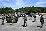 29-06-2026 Gilze Rijen - De defensienota werd door een zwaar bewaakte robot naar de presentatie gebracht. - Fotokrant