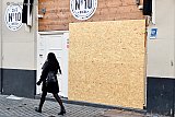 26-01-021 Breda - Niet alleen de winkeliers maar ook zwaar getroffen horecabedrijven zijn dichtgetimmerd. - Fotokrant