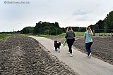 28-09-2023 Breda - De dijk langs rivier De Mark die vanaf 20 februari afgesloten was is weer open. Een flink stuk dijk is opgehoogd en onder water zijn schermen geplaatst om de wijk Haagse Beemden beter te kunnen beschermen tegen het hoge water. Wandelaars en fietsers kunnen nu weer een rondje maken. - Fotokrant