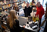 07-03-2026 Breda - Bij de Druiventros vond een gesprek plaats en kocht de fractievoorzitter een fles drank die mee naar Groningen ging.  - Fotokrant
