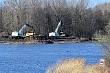 13-03-2023 Breda - Grote graafmachines worden ingezet voor de dijkverbetering langs rivier De Mark. - Fotokrant