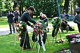 04-05-2020 Breda - Vanwege het Coronavirus heeft burgemeester Paul Depla vroeger dan normaal en onder toezicht van veel minder mensen een krans gelegd bij het oorlogsmonument De Vlucht in stadspark Het Valkenberg. - Fotokrant